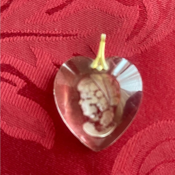 Vintage Glass Cameo Heart Pendant Measures 1.66" Very Pretty! Good Condition - Picture 3 of 4